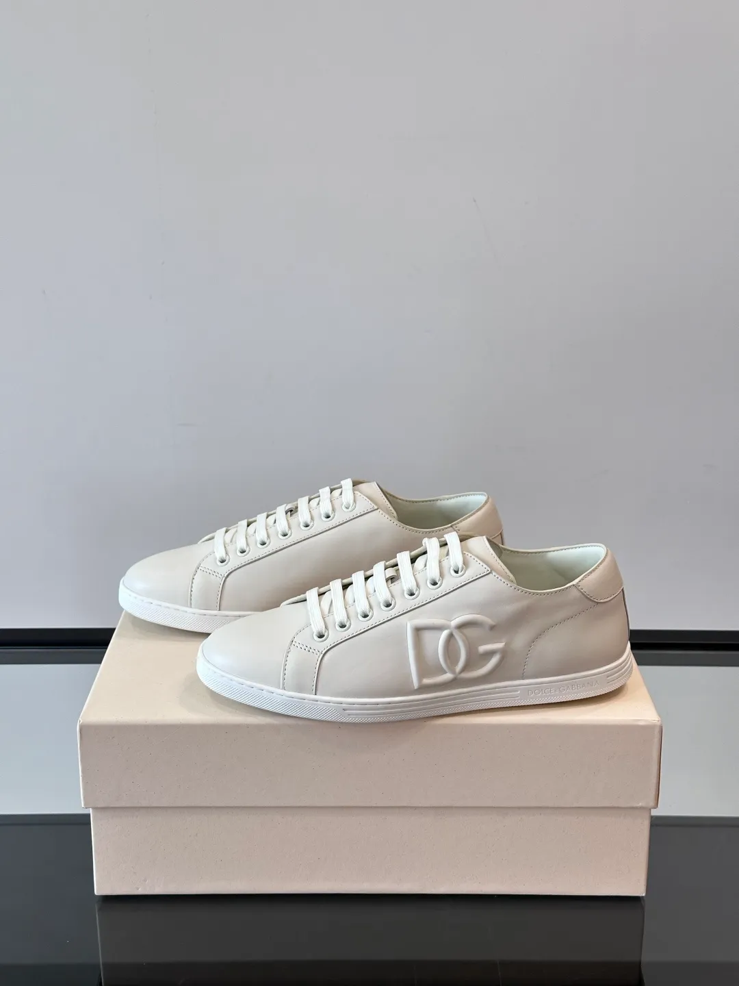 Men's shoes 💰p400 "DG" Dolce & Gabbana fashion casual shoes, high-end boutique men's casual sports shoes! Imported first layer cowhide. The contrasting color design attracts the eye, and the brand logo decoration on the tongue is exquisite and luxurious, super A level! Compared with the genuine product at the counter, the version is no worse at all! size: 38-44 (45 customized)